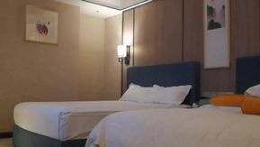 ワン兄弟は、ジムで出会った色白で優しい女の子で、彼女の意見に反対するたびにセックスをします。