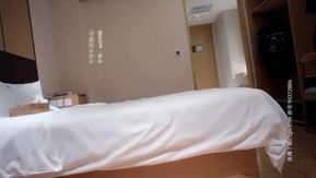《小宝寻花》深圳直播偷拍苗条妹子约啪，一头长发脸又正，侧入爆肏让她一脸激爽!!