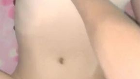 性感美乳粉嫩妹子和炮友约啪，插得她淫叫连连下面湿一片~