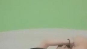 “O Mestre das Garotas Paqueras” fodeu com força na cama uma garota de cabelos longos que estava no último ano do Normal College ~ Quanto mais ela fazia isso, mais apaixonada e apaixonada ela ficava!