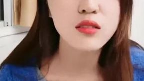 女大生上课偷开直播~露出胸部是一定要的！