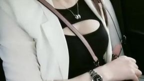 Uma jovem linda e luxuriosa dirige até o subúrbio para fazer uma excursão! O sexo 3P não tem medo de ninguém assistir!