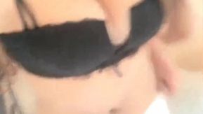 愛笑的眼睛，清純臉孔魔鬼身材！