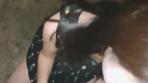 階段にいる彼女が喉が渇いていたのでパンツを脱いで強いものを飲ませてあげました！