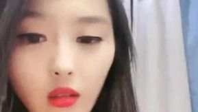 ストッキングを履いた女の子がマンコで遊ぶ時間です！強力マッサージ棒が最大限に振動！