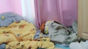 Une jolie fille se masturbe la chatte avec une chatte sans poils et deux nattes sont utilisées pour lui bourrer la chatte.