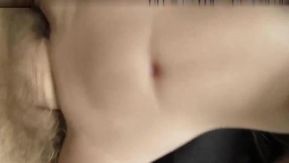 Un otaku célibataire se masturbe à la maison, un mini modèle d'inversion simulé avec de gros seins et un jeune homme tenant une bite. Démonstration réelle de footjob et d'éjaculation.
