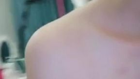 Lolita tigresa branca de boca pesada Little Chili tem a bucetinha recheada de vibrador, o ânus é trocado, ela pede para o pai foder forte, ela bebe urina e goza sem camisinha
