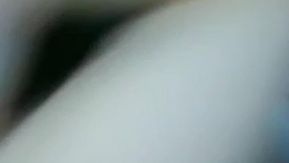 A garota de rabo duplo tem um close da penetração do pepino. Sua bucetinha é tão macia.