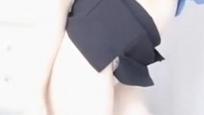 戴眼鏡長相可愛的嫩妹椅子上掰開騷穴給網友看