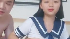 Show ao vivo da jovem e bela estudante Ling'er na linda plataforma Show ao vivo de sexo apaixonado em roupas de estudante.