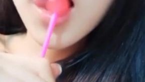 Essa pequena lolita é tão fofa. Ela gosta de conversar com seus amigos lobos e comer pirulitos. A lambida é tão gostosa. Ela praticou dança e seu corpo é muito macio.