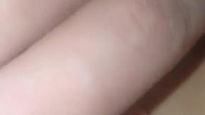 睡觉前给老婆吃安眠药，躲进被窝里抠舔插粉嫩鲍鱼，老婆迷迷糊糊中很听话一顿狂插