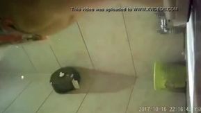 國內某飯店會所KTV內女廁偷拍偷窺集16，長得還行見薇
