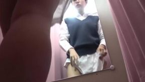 La tetona lleva camiseta en el probador mientras se cambia la ropa interior. Su par de grandes pechos son realmente tentadores.