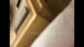 A linda assistente do diretor do Hotel College of Finance and Economics tem uma bela voz e é incrível na hora de dormir. Ela mostra o rosto e tira uma selfie com maravilhosos diálogos em mandarim.