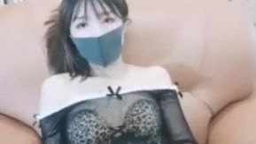 La pequeña hada encantadora y guarra de buena apariencia hace un espectáculo teniendo sexo con ella vestida de sirvienta