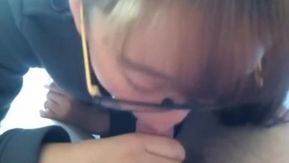 メガネをかけた女の子がiPhone 6のためだけに男性のためにバナナを食べる