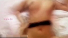 Salope en levrette, ses gros seins sont tellement tentants