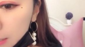 Une jolie fille mince se masturbe en ligne ! ! Tu es un ange parmi les démons ! !