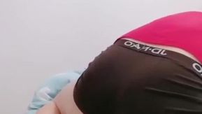 素晴らしいプロットの解釈: 私の妹は家にいません、私の義理の弟はとても興奮していて、ポルノ映画を見ながら私の義理の妹と性交します、彼女はとても大きく興奮するうめき声を上げます