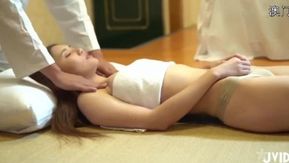 張りのある胸を持つ高学歴美女が子宮頸部エッセンシャルオイルマッサージを体験し、思わずテクニシャンに体中を求めてしまいました。
