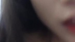 La chica de grandes pechos y ojos grandes sigue mostrando su coñito rosado mientras escucha música