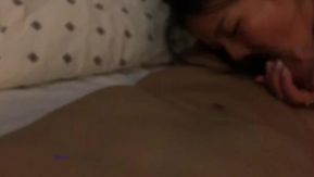 百度泄密女友捧着大鸡巴爱不释手，抽插到逼里还自己用手揉真会享受