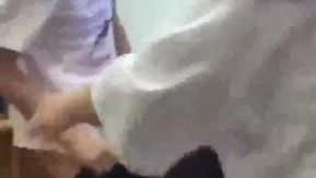 大學生真敢玩!!大屌哥被兩個狐狸精強脫褲子!!只好強行硬上了!!