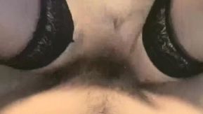 La joven de medias negras muestra su cara y está tan cachonda que lame la polla con fuerza y ​​toma la iniciativa de ser follada. Tiene expresión de guarra y se corre en su cara.