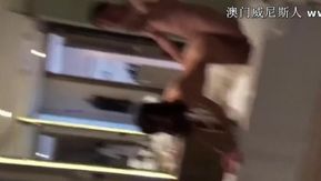 Чтобы купить брендовые сумки и конкурировать со своими соседками по комнате, красивая студентка с чистой и спокойной внешностью, не колеблясь, занялась сексом с мужчиной средних лет в отеле, чтобы подзаработать. Она жестко ее трахнула. жестко трахнул ее разными способами, на китайском языке!