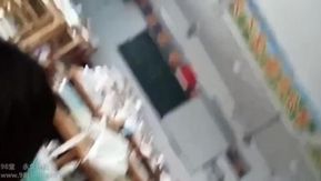 Прежде чем одноклассники пришли в класс, парень расстегнул молнию и скормил своей девушке палку!
