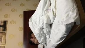 师範学院清纯漂亮的小美女被调情操逼技术很高的新男友带到酒店各种玩操,美女受不了捂着逼逼,站立式一字马乾!