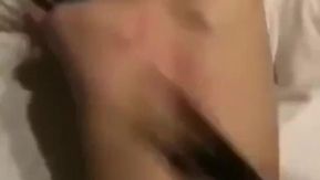 Ta petite salope est coquine !! Regarde-moi te donner une leçon avec un fouet !!