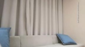 J'ai pris rendez-vous avec une très jolie fille vêtue de vêtements blancs et avec de beaux seins, et j'ai pris une photo d'elle en gros plan par derrière.
