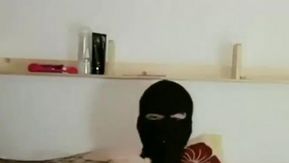 Une jeune fille qui est en première année à l'école porte des bas résille sexy et a des relations sexuelles avec sa aînée dans le dortoir