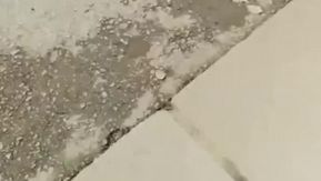 田舎の小さな町を歩き回り、午後と夕方にファストフードを食べるストリートガールを探します。
