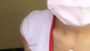 セクシーな網タイツを履いてお尻を上げてオマンコを触ると、うめき声​​を上げて喘ぎ声を上げる、容姿端麗でスレンダーな看護師