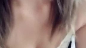 ピンク色の小さなぶどうを摘むのを楽しみにしている、容姿も気性も兼ね備えたおすすめ美人さん