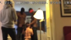 黒ストッキングを履いた女が二人の黒人と戦う