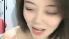 ショートヘアの容姿端麗な女の子、ミス・キュカンバーがひげを剃って自慰行為をすると、裸の大きな黒い牛が振動し、お尻を上げて自分自身に触れようとします。