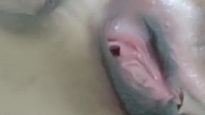 O amantezinho que mostrava o rosto espremeu o sêmen do irmão mais velho e continuou seduzindo-o para lamber os mamilos e o pau. O irmão mais velho não ligava para ela, então ele só podia brincar com os adereços, e sua expressão era assim. sexy