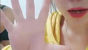 Deux jeunes femmes de premier ordre rencontrent des prostituées sur une chaîne de diffusion en direct et viennent chez elles pour un plan à trois sans préservatif. Une sœur reçoit un au revoir et le gros plan est distinctif.