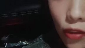車の中の小さなマンコはとても興奮していて、車が屋外で振動し、彼女は屋外でオシッコをし、オーラルセックスをし、たくさん射精しました。