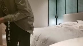 小さなロリは美しい女性に変わることができません、ピンクの翡翠の胸と長い脚、情熱的なセックス2ショット