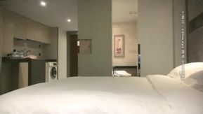 高顏值甜美女孩激情啪啪，近距離拍攝開檔黑絲後入