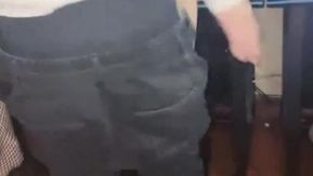 Tres hombres y dos mujeres practican apasionadamente sexo grupal en un cibercafé al aire libre. El suelo está cubierto de condones 2.