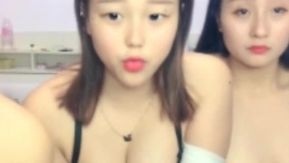 Tres chicas guapas con pechos grandes se lucen en el baño. Tienen la piel clara y se tocan y frotan los pechos. Parece muy tentador.