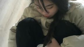 商场女厕全景偷拍美女尿尿穿着睡衣拖鞋居然出现在商场厕所
