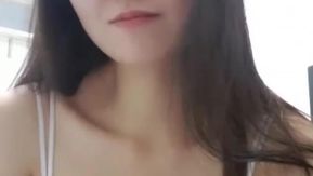 甘美な新人眼鏡娘のおっぱいを揉みしだき、大きなお尻を接写して揉みしだきます。
